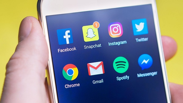 Handy mit Social Media Apps Photo by Pixabay from Pexels