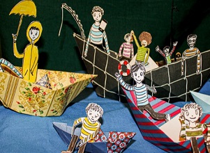 Kinder und Familien in bunte Papierbooten. Foto J.Trentini